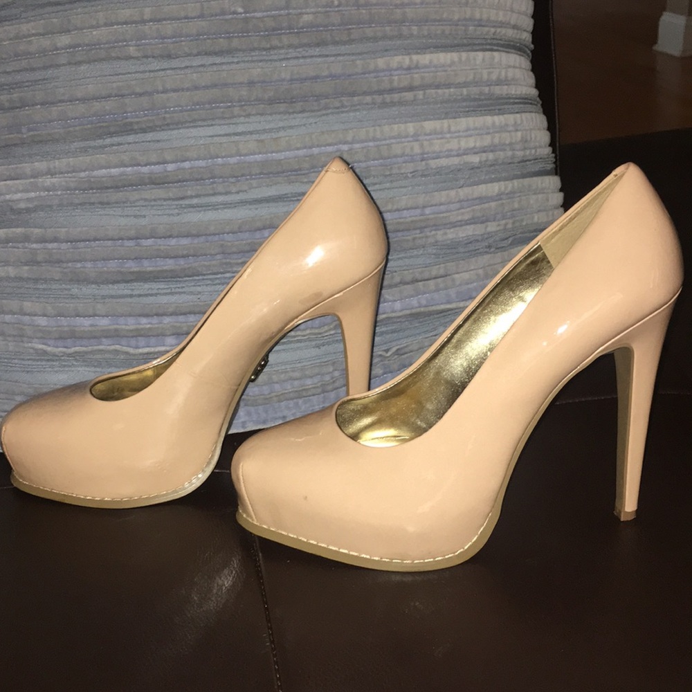 Vera Wang Nude Pumps